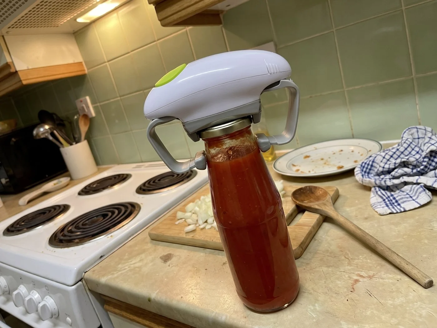Twist Buddy Pro opening a pasta sauce jar hands-free